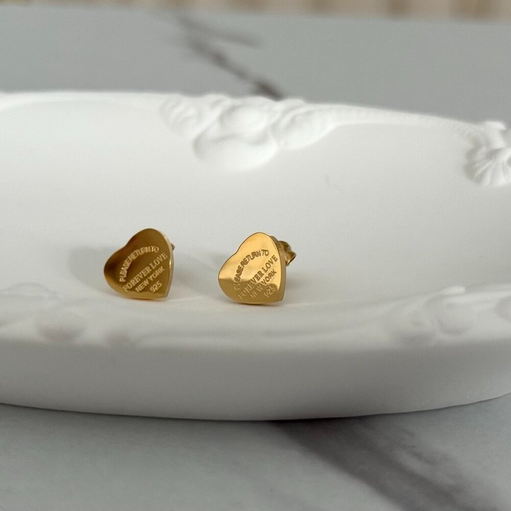 Sku0237 Retro Gold Heart Shape Women Casual Earrings Stainless steel +‎ gift box